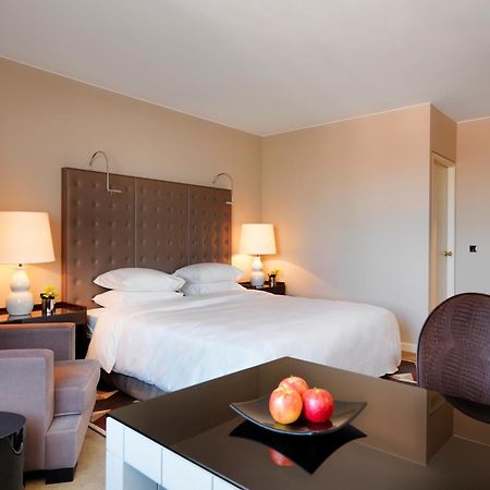 Hotel Hyatt Regency Koeln Exterior foto A room at the hotel