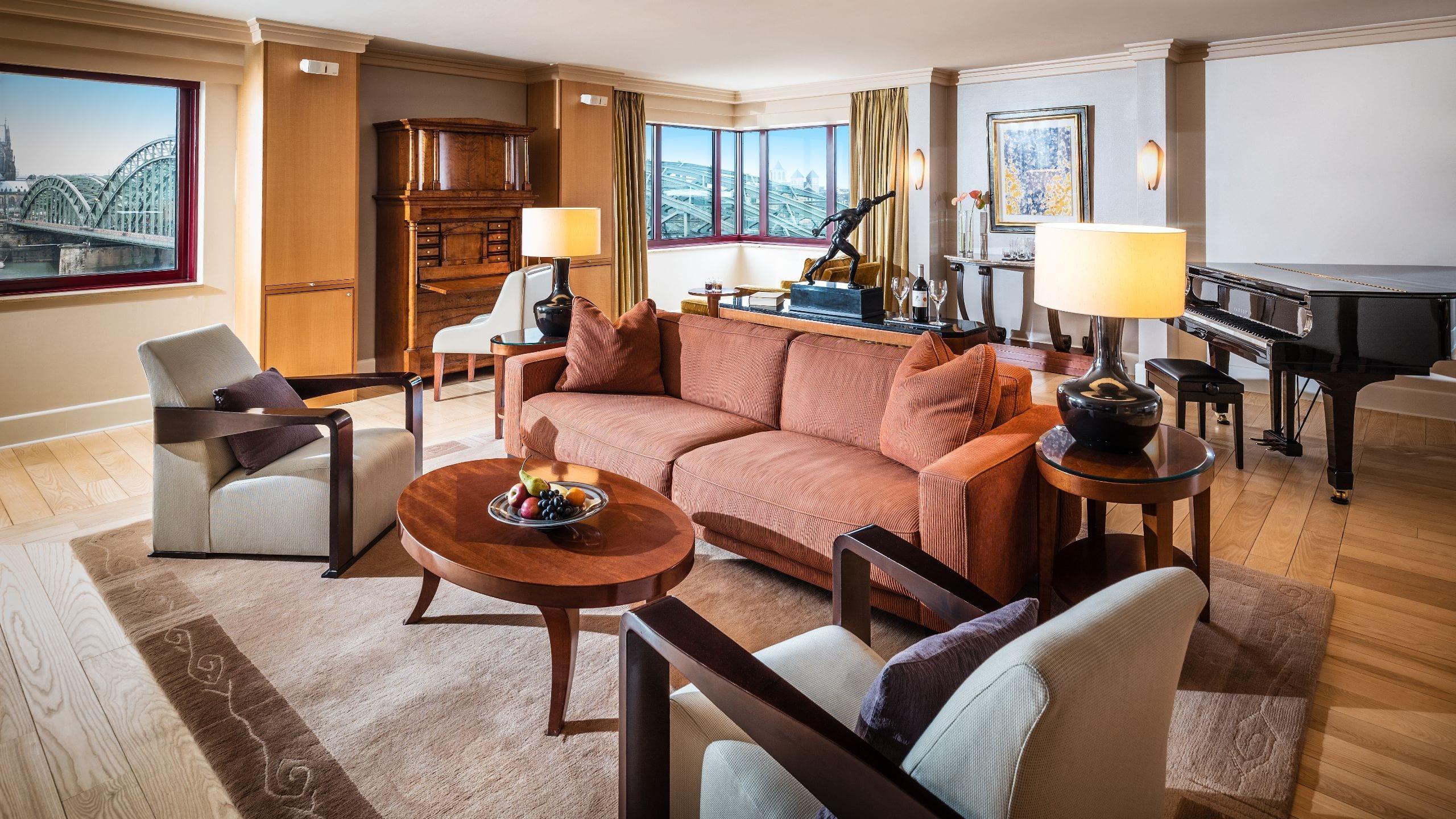 Hotel Hyatt Regency Koeln Exterior foto A living room in a suite at the MGM Grand
