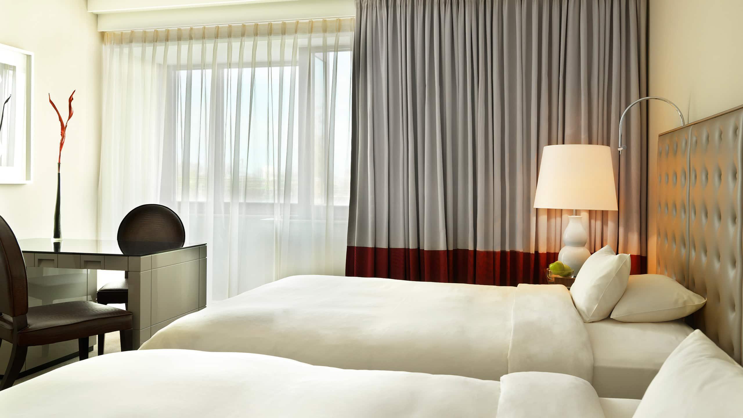 Hotel Hyatt Regency Koeln Exterior foto A room at the hotel