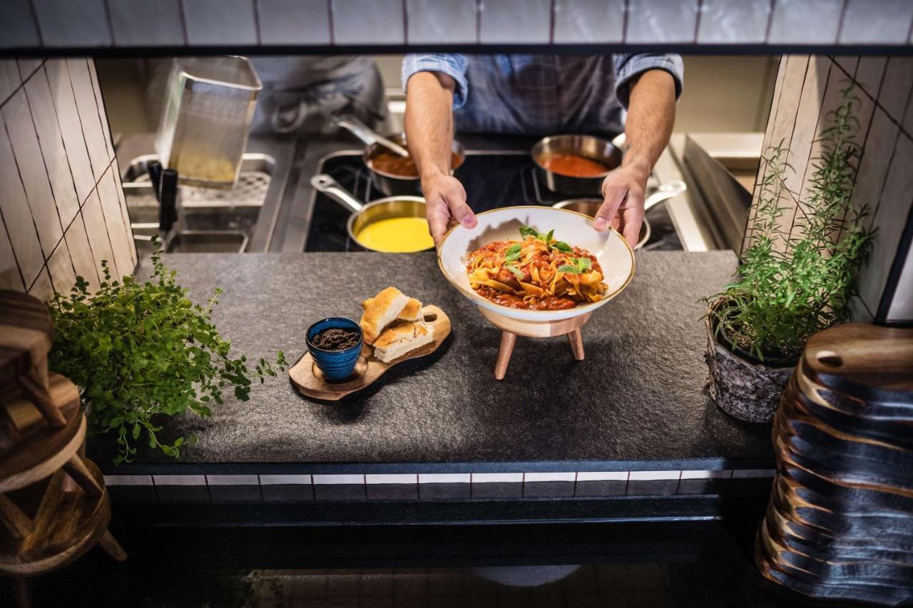 Hotel Hyatt Regency Koeln Exterior foto A chef preparing a meal