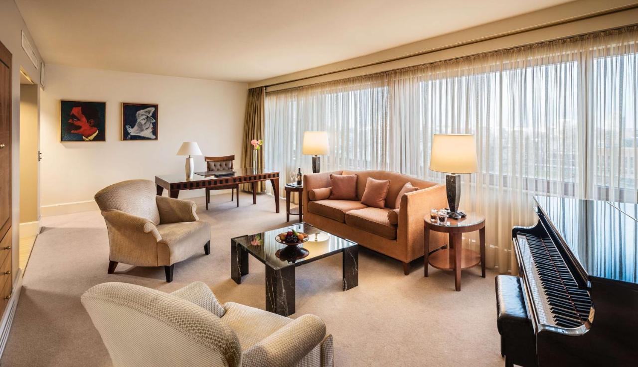 Hotel Hyatt Regency Koeln Exterior foto A living room in a suite at the Mandarin Oriental, Tokyo