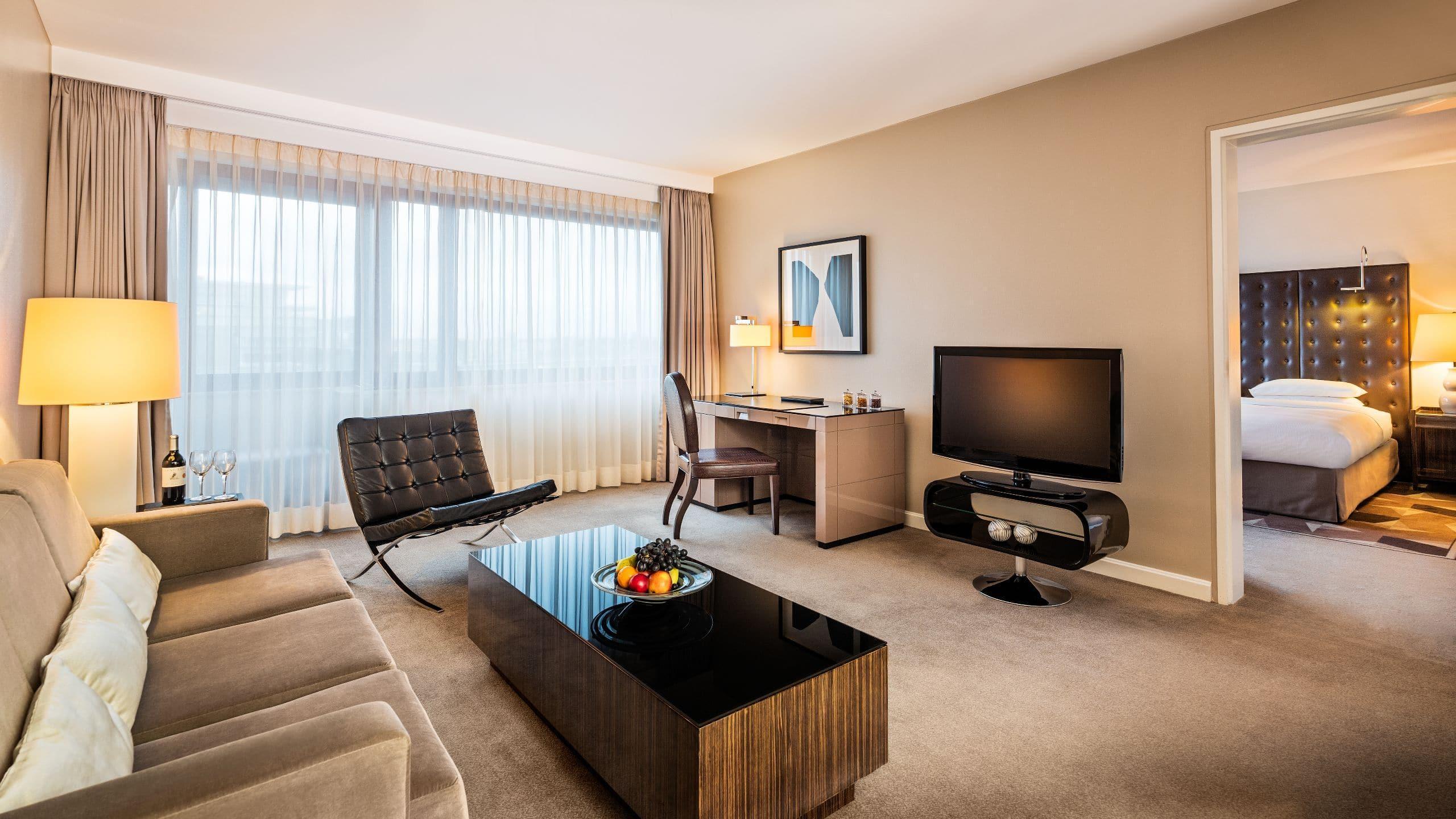 Hotel Hyatt Regency Koeln Exterior foto A suite at the InterContinental Berlin