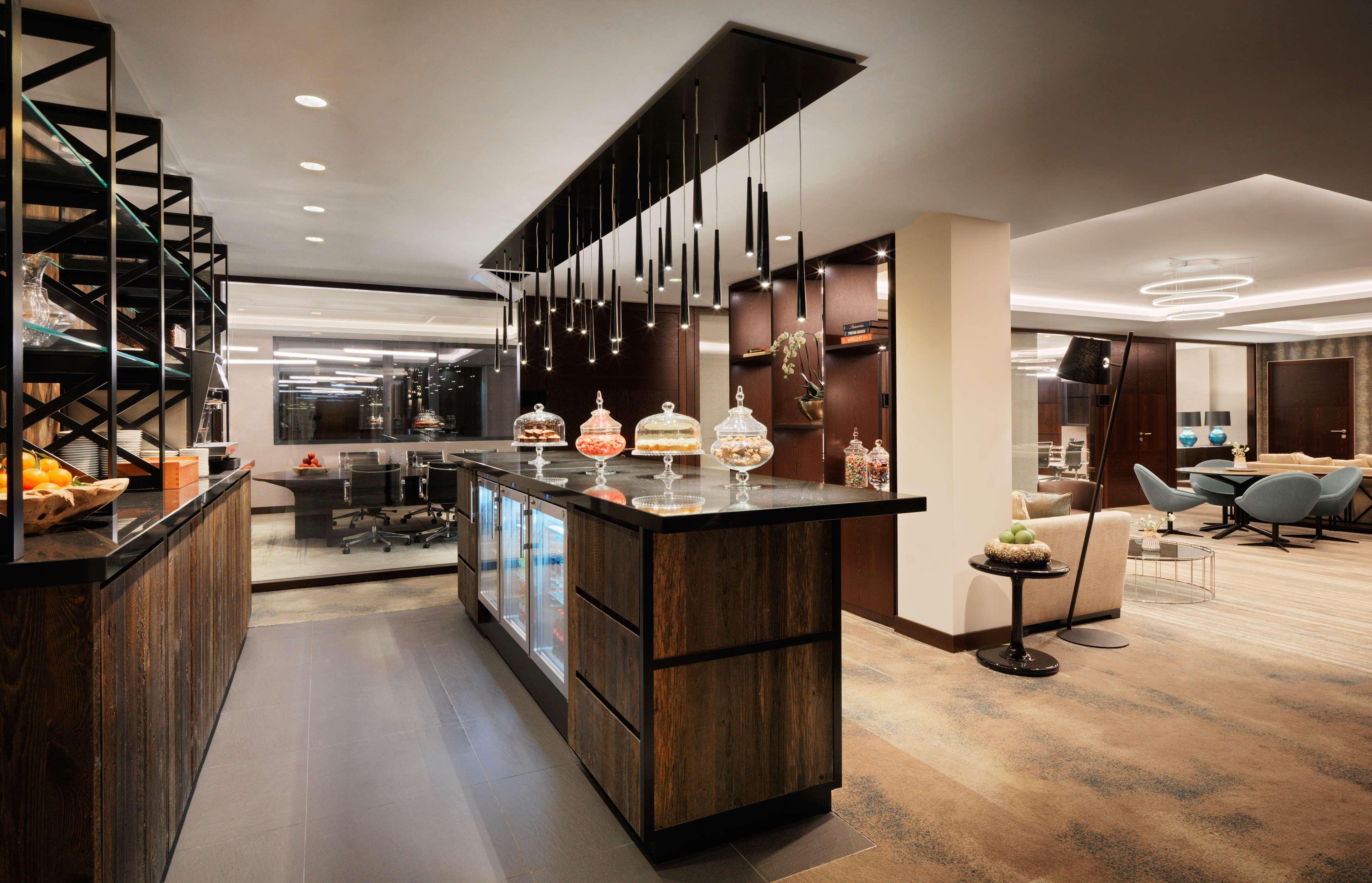 Hotel Hyatt Regency Koeln Exterior foto The Club at London Heathrow Airport