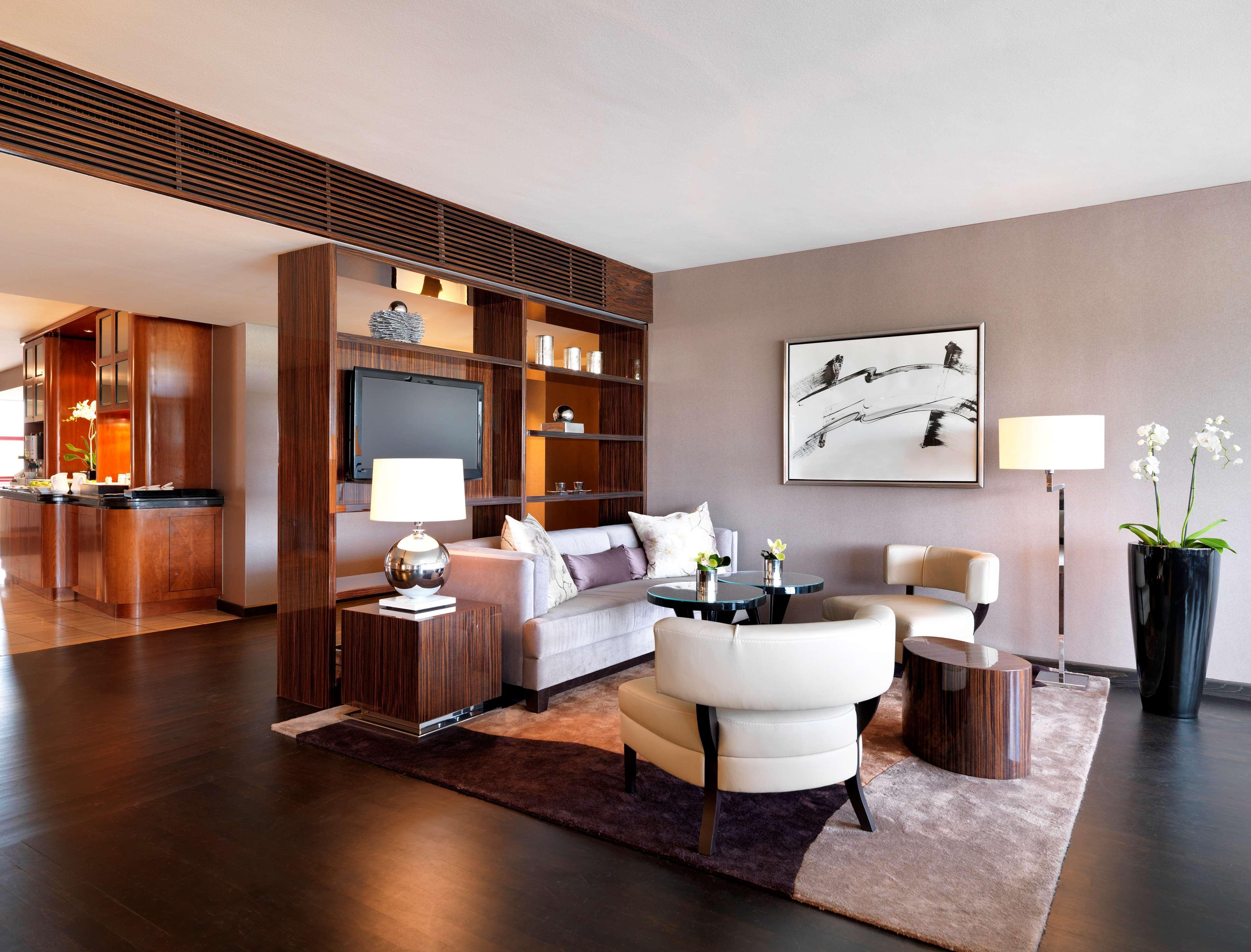 Hotel Hyatt Regency Koeln Exterior foto The living room of a suite at the Mandarin Oriental, Munich