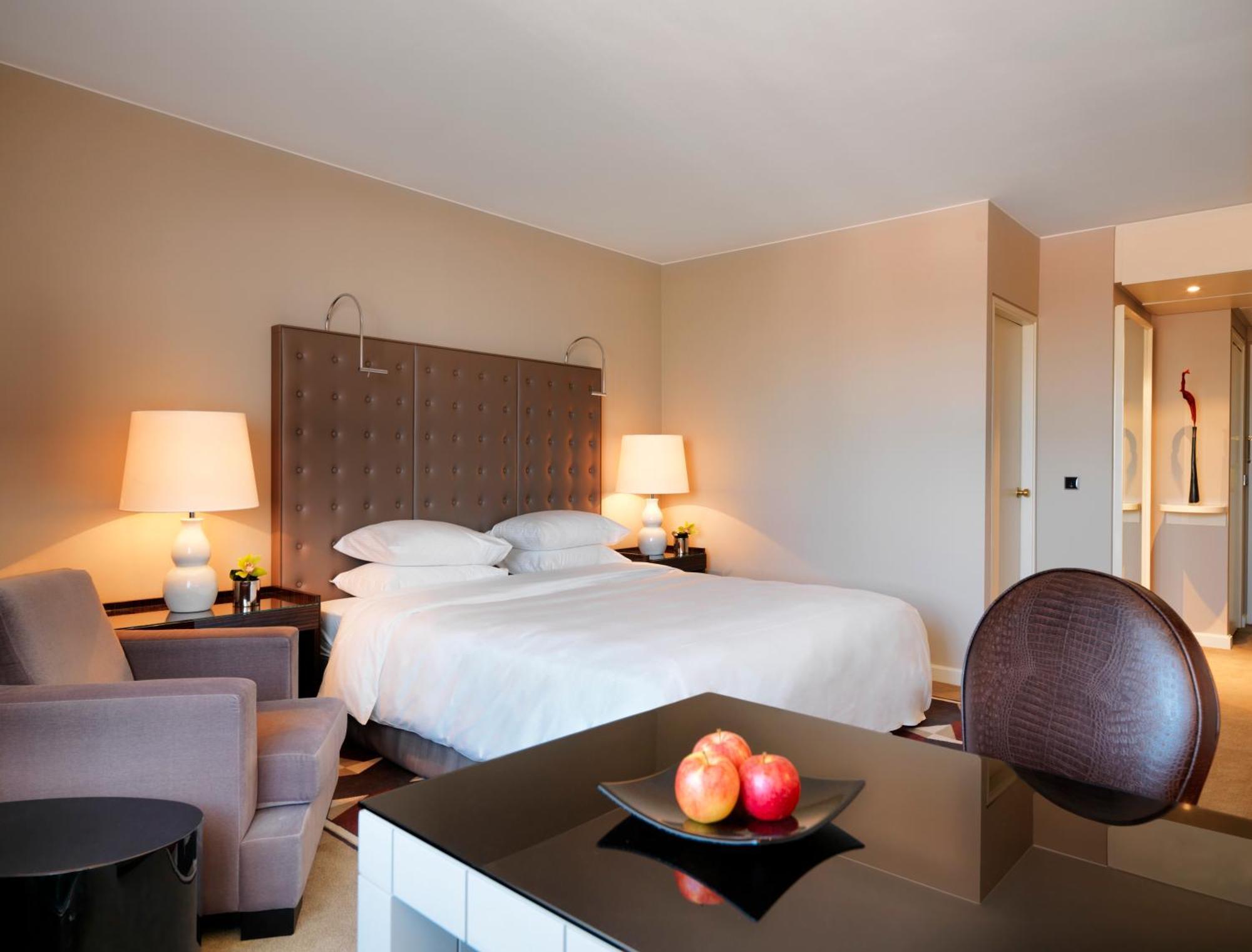 Hotel Hyatt Regency Koeln Exterior foto A room at the hotel